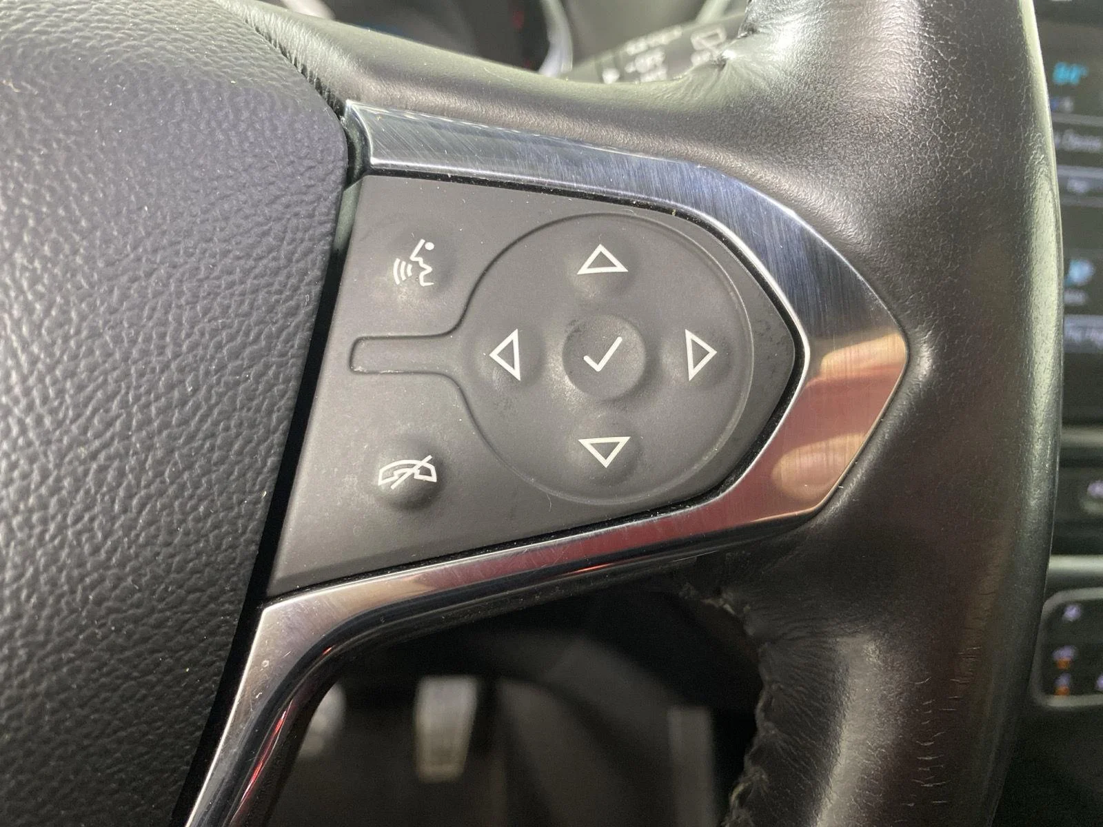 Used 2019 Silver Ice Metallic Chevrolet Premier image 17