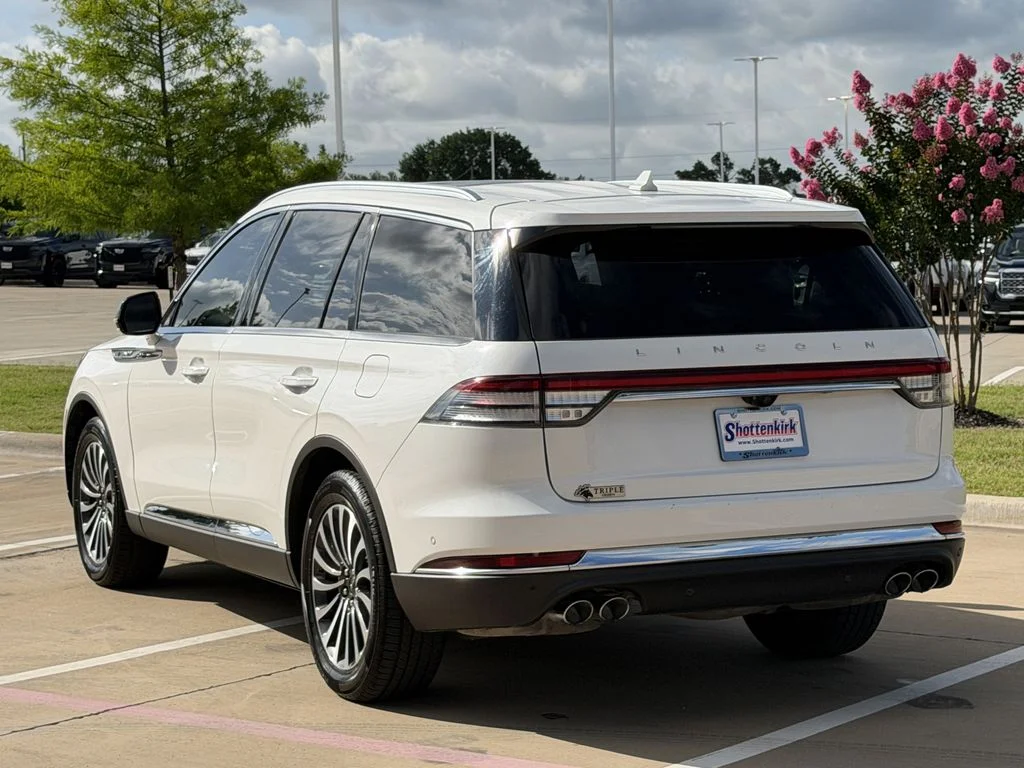Used 2023 White Lincoln Reserve image 4