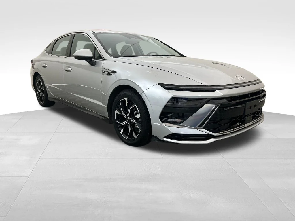 Used 2025 Silver Hyundai SEL image 8