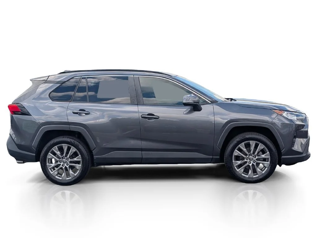 Used 2021 Magnetic Gray Met Toyota XLE Premium image 6