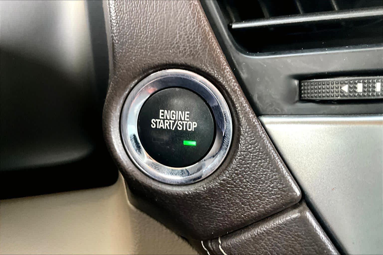 Used 2019 Iridescent Pearl Tricoat Chevrolet Premier image 35
