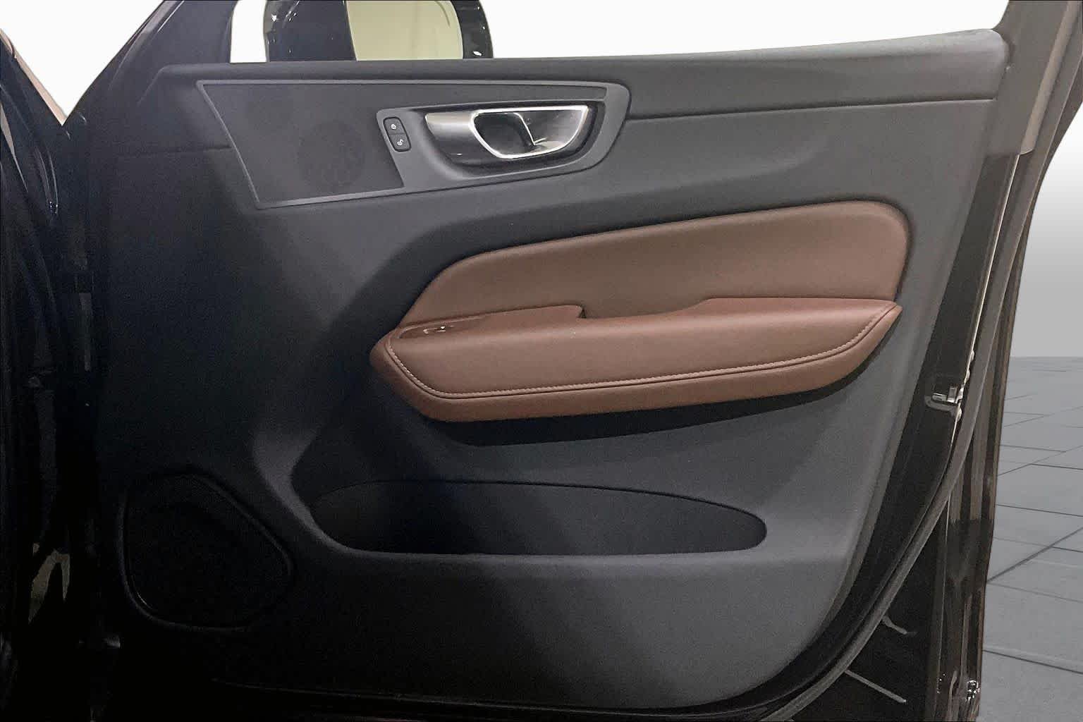 Used 2023 BLACK Volvo Plus Bright Theme image 22