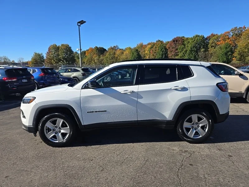 Used 2022 White Jeep Latitude image 4