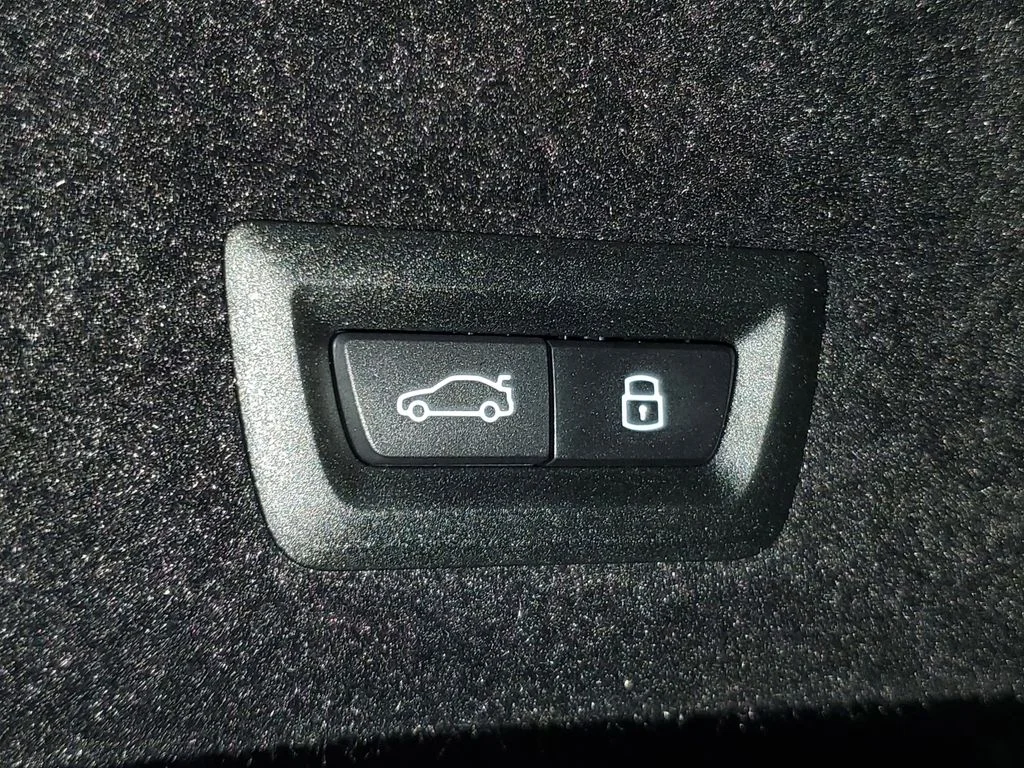 New 2026 Black Sapphire Metallic BMW 750e xDrive image 8