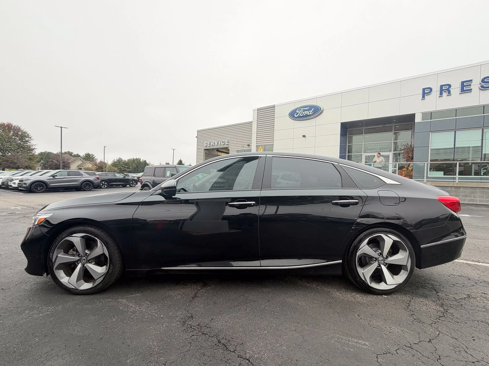 Used 2020 Black Honda Touring 2.0T image 2