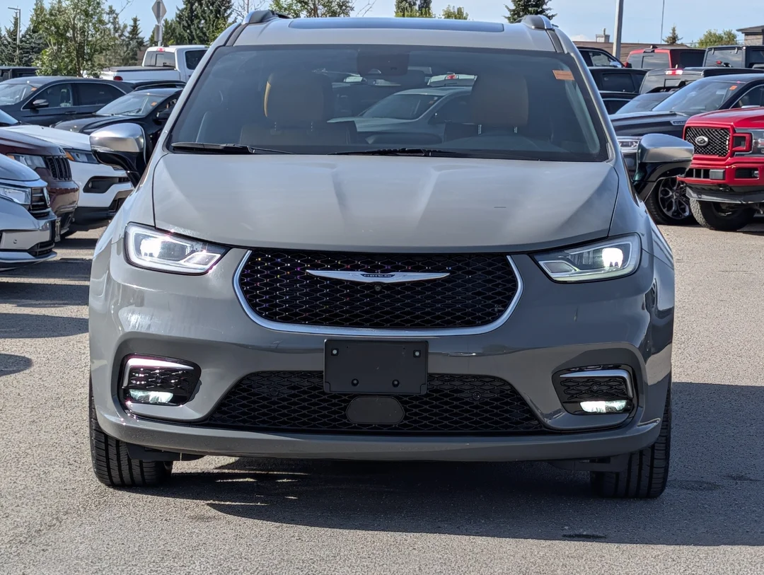 Certified Used 2023 Grey Chrysler Pinnacle - - AWD - 360 Camera - Premium Leather - Amazon Fire - Heated Seats - Remote Start & More! image 3