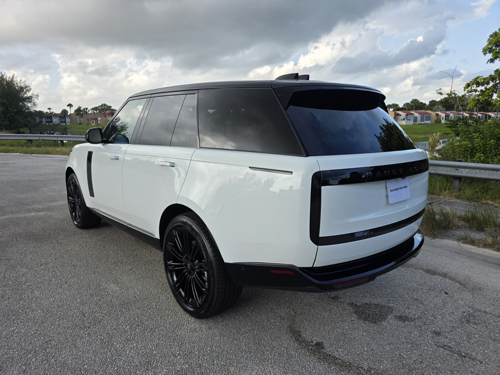 New 2027 Fuji White Land Rover P400 SE image 2