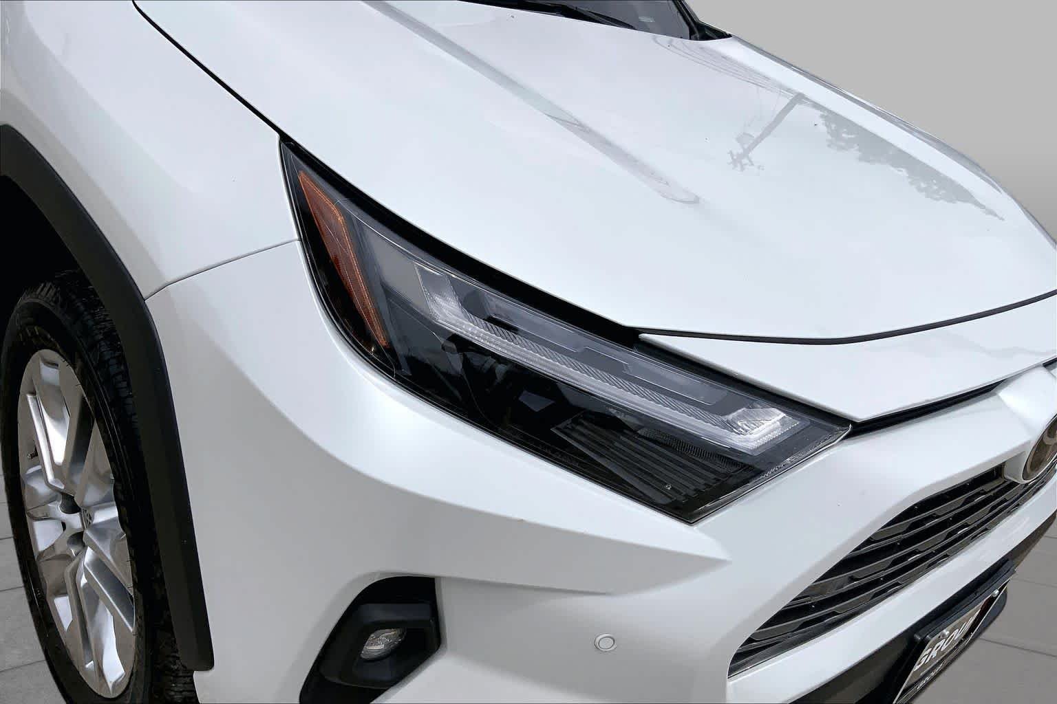 Used 2025 Wind Chill Pearl Toyota Limited image 28