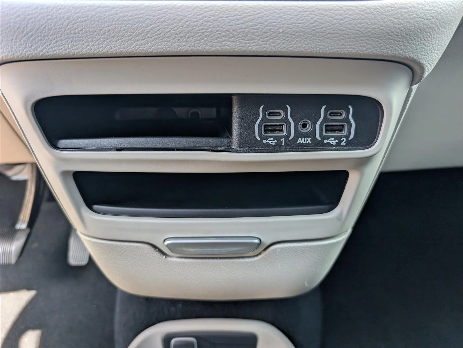 Used 2024 Bright White Clearcoat Chrysler Touring L image 18