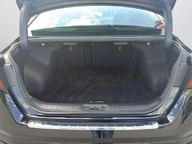 Used 2021 Black Nissan 2.5 Platinum image 31