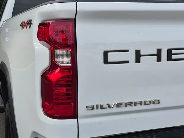 Used 2024 White Chevrolet Custom image 21