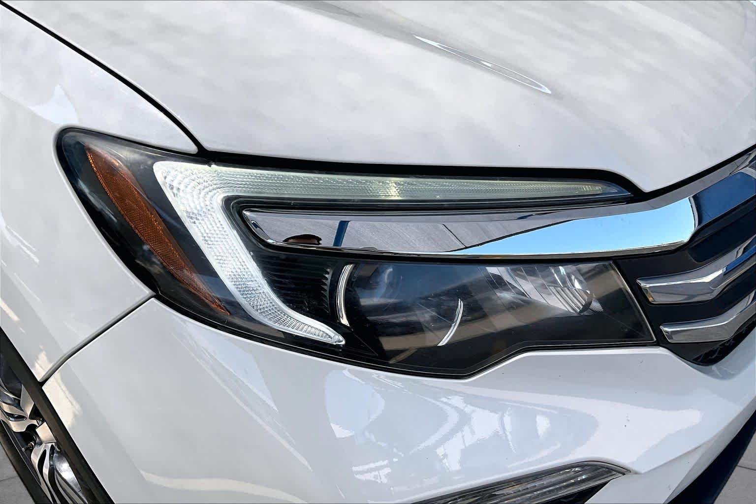 Used 2016 White Diamond Pearl Honda EX-L image 28