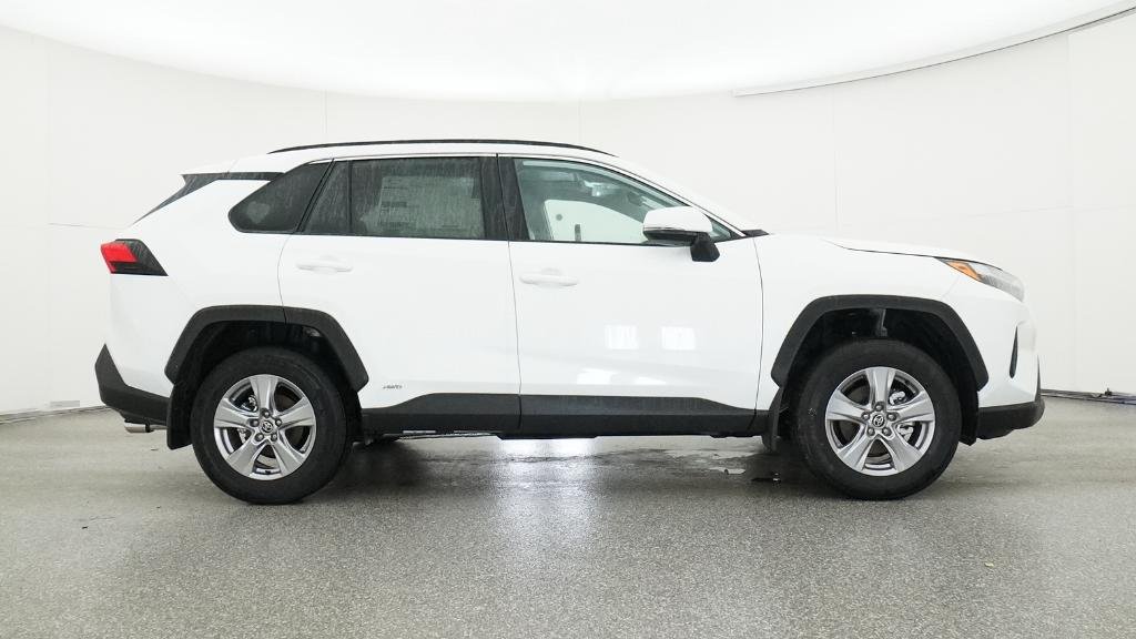 2025 Toyota RAV4 XLE - Photo 12