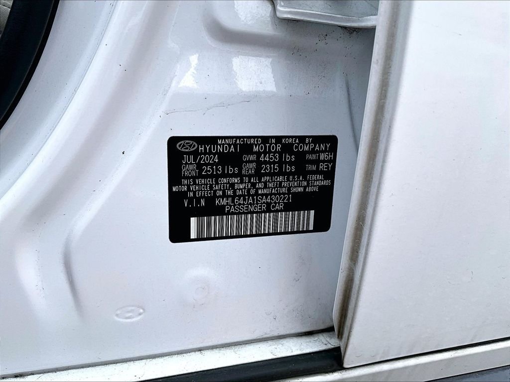 Used 2025 White Hyundai SEL image 9