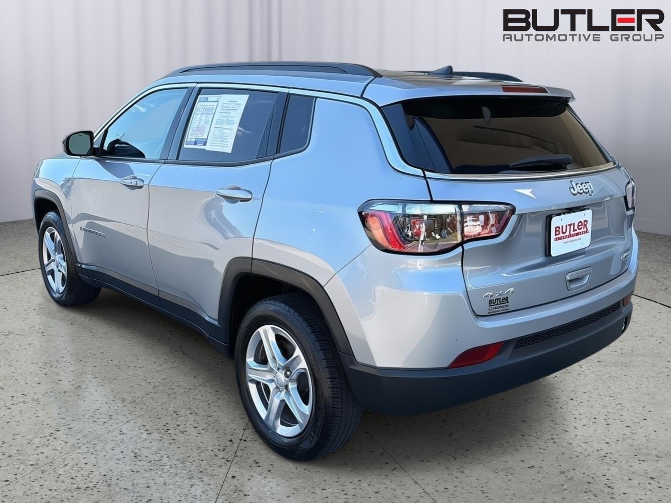 Used 2024  Jeep Latitude image 4