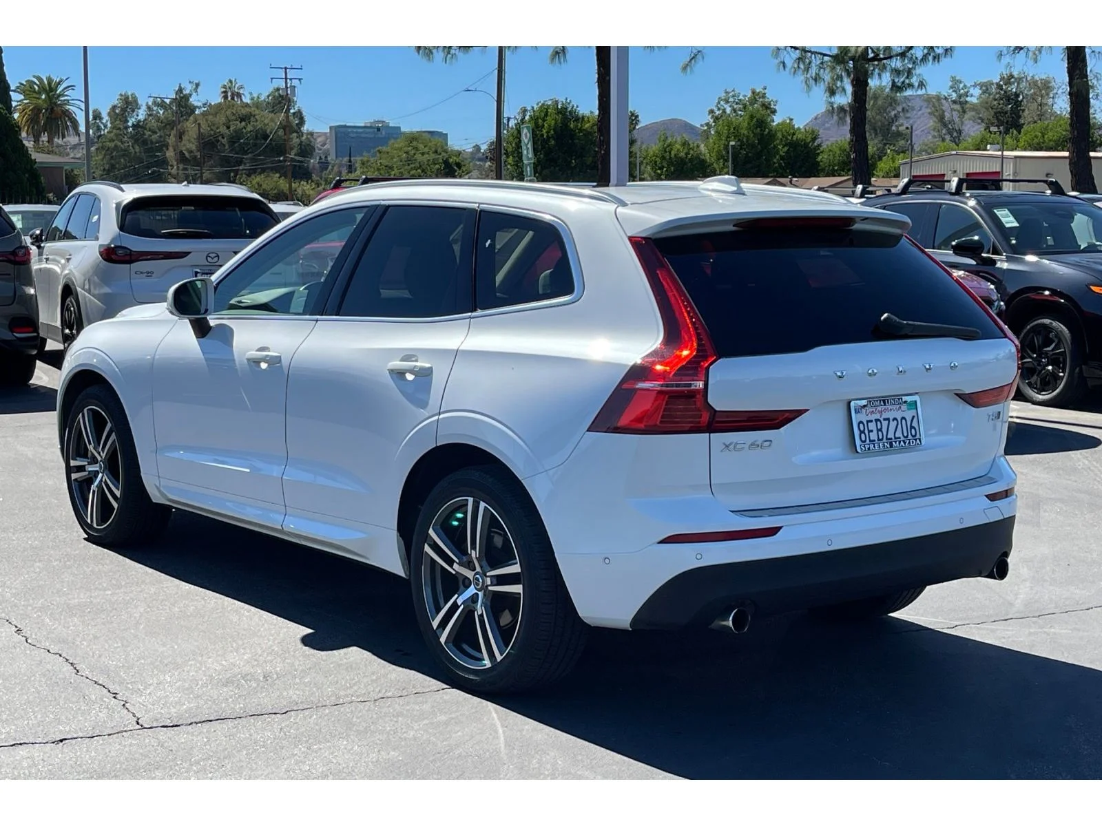 Used 2018 Ice White Volvo Momentum image 4
