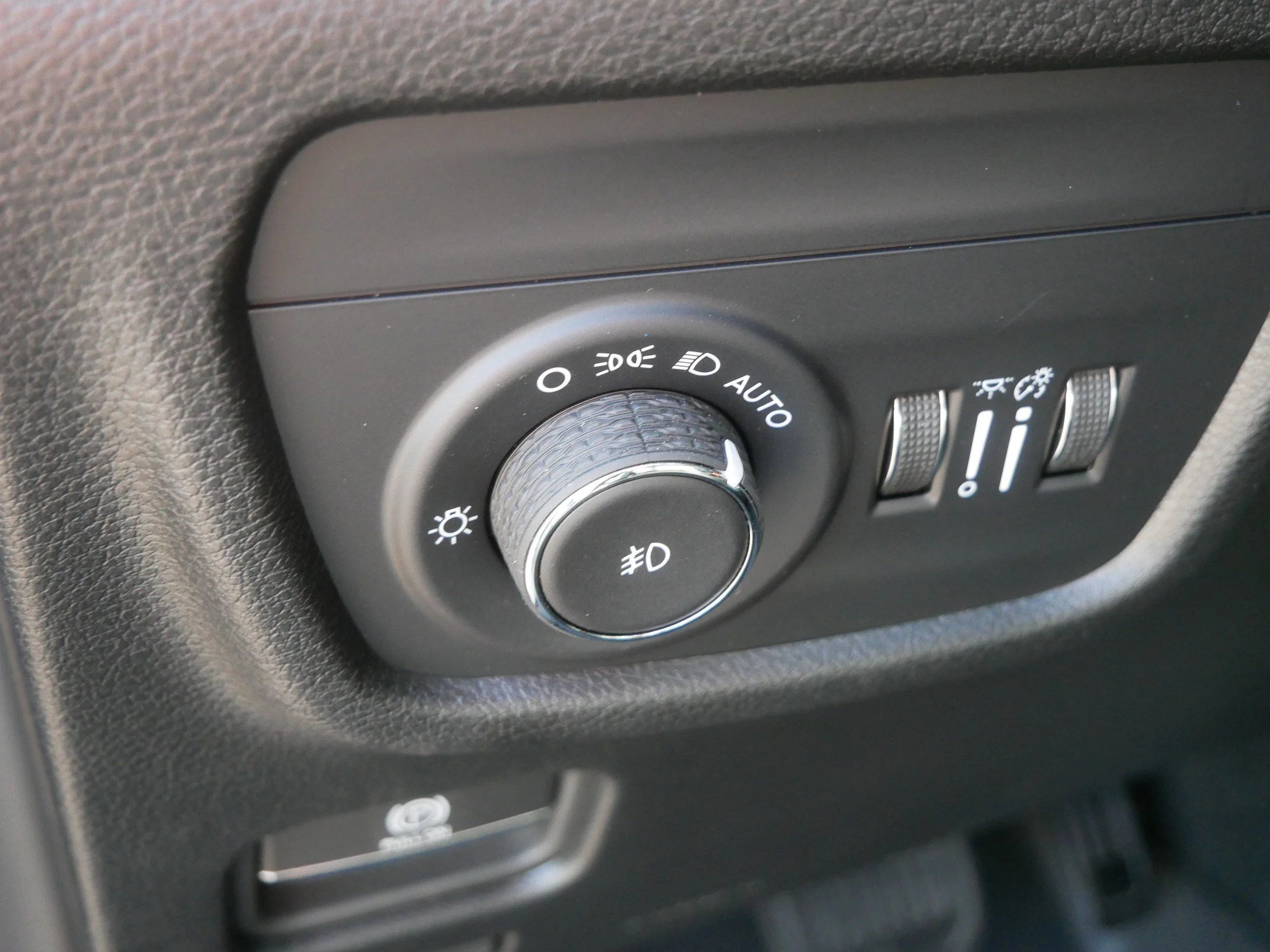 Used 2025 Diamond Black Crystal Pearlcoat Jeep Limited image 23