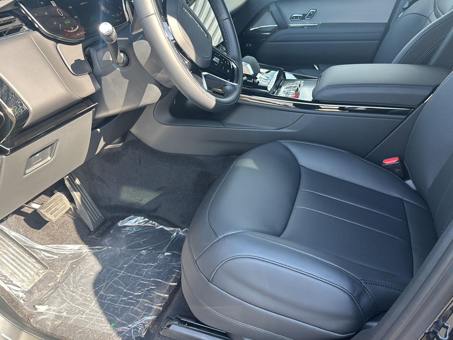 New 2027 Santorini Black Land Rover SE image 22