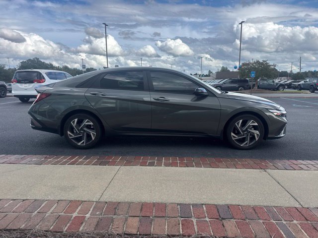 Used 2025 Gray Hyundai SEL Sport image 5