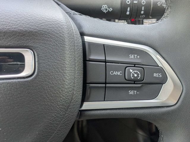 Used 2024  Jeep Latitude image 28