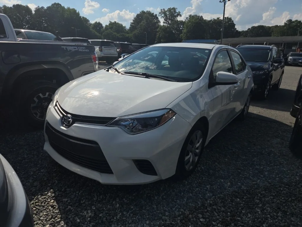 Used 2016  Toyota LE image 1