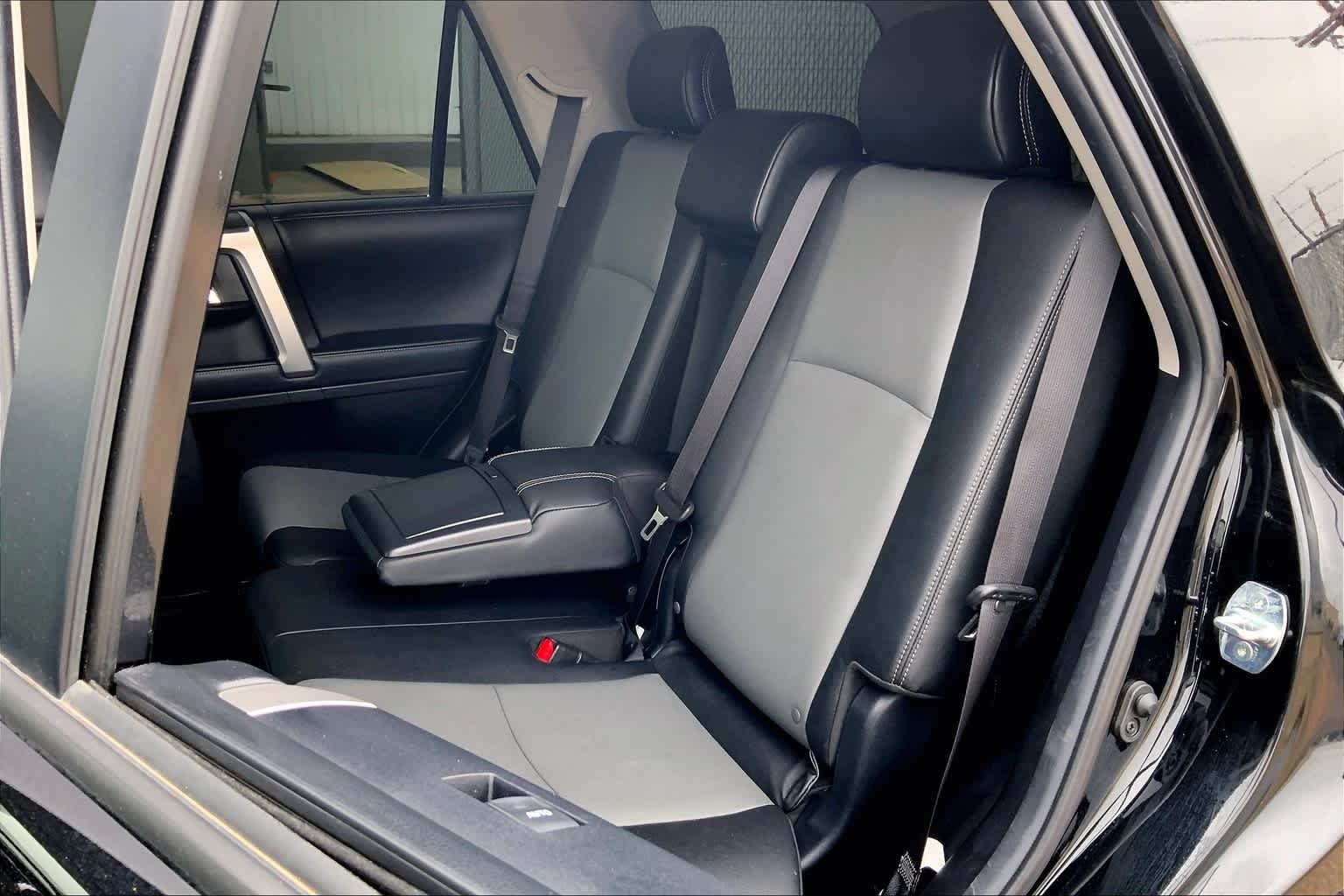 Used 2018 Midnight Black Metallic Toyota SR5 Premium image 19