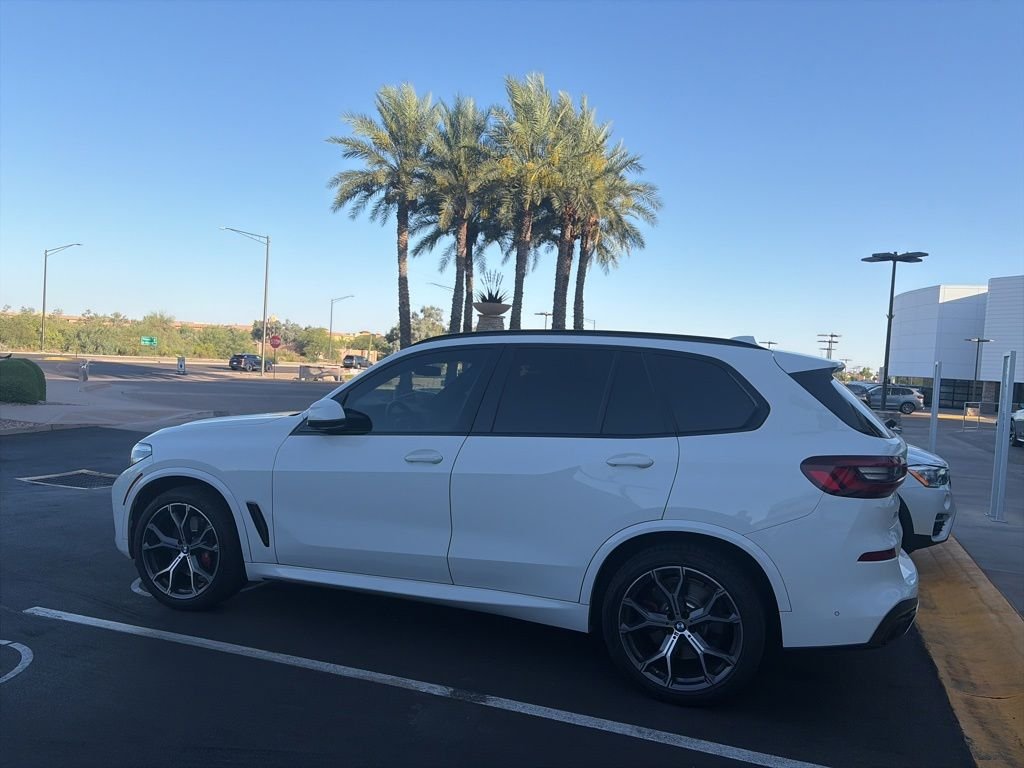 Used 2021 Alpine White BMW sDrive40i image 3