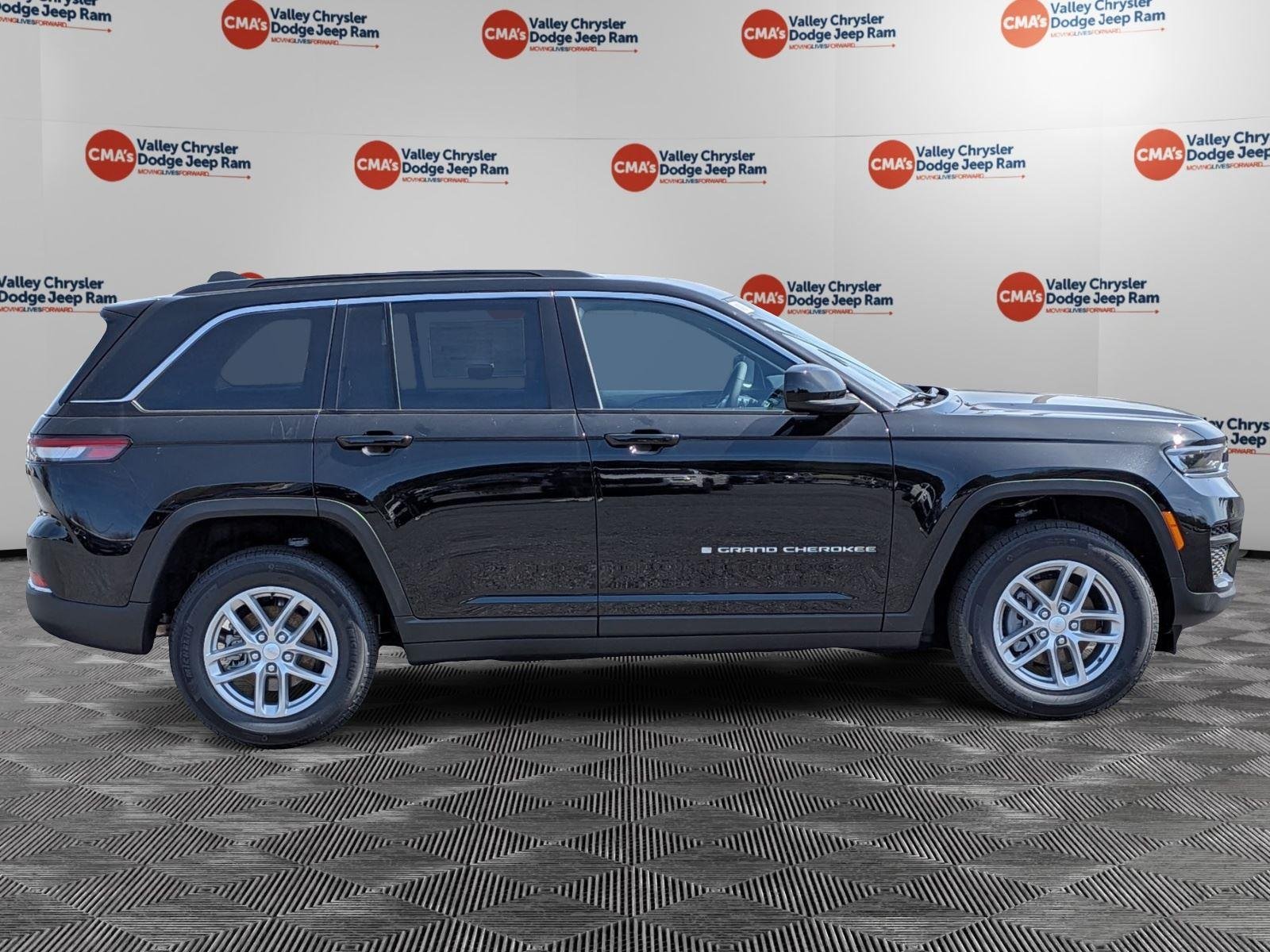 New 2026 Diamond Black Crystal Pearl-Coat Exterior Paint Jeep Laredo X image 4