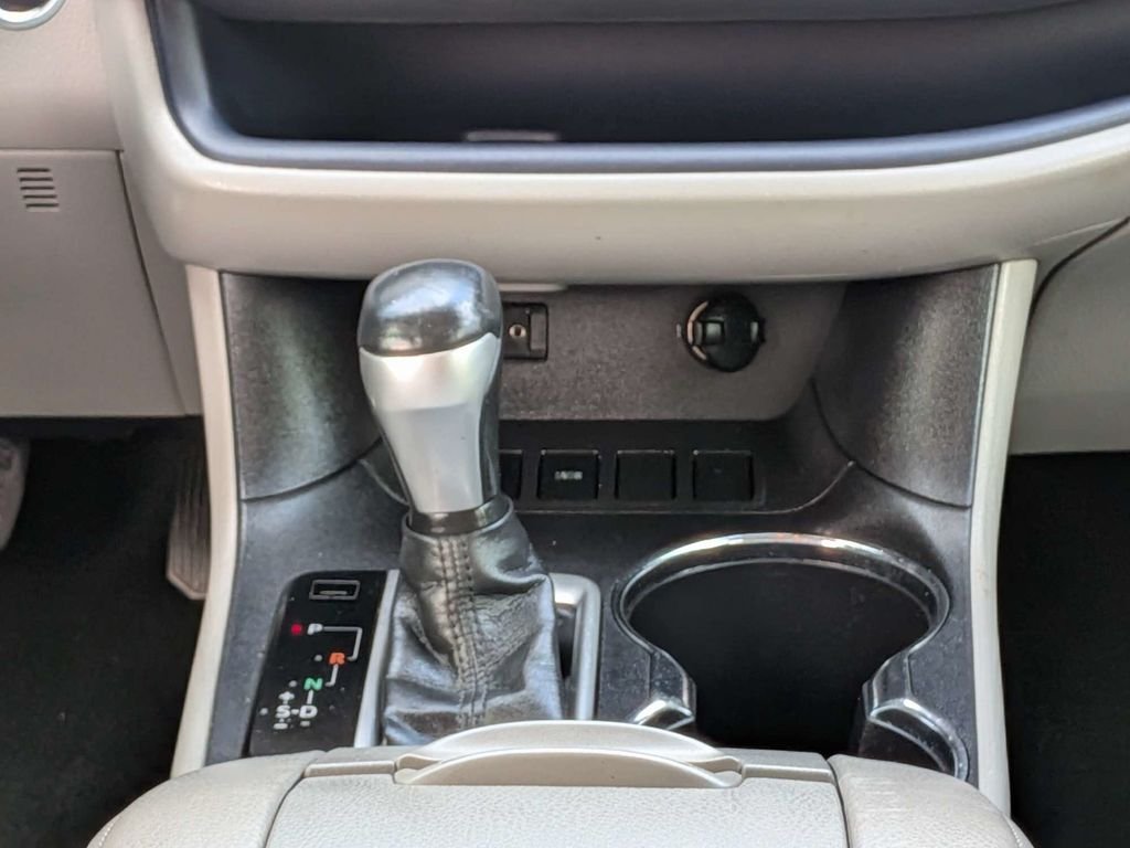 Used 2016 Gray Toyota XLE V6 image 19