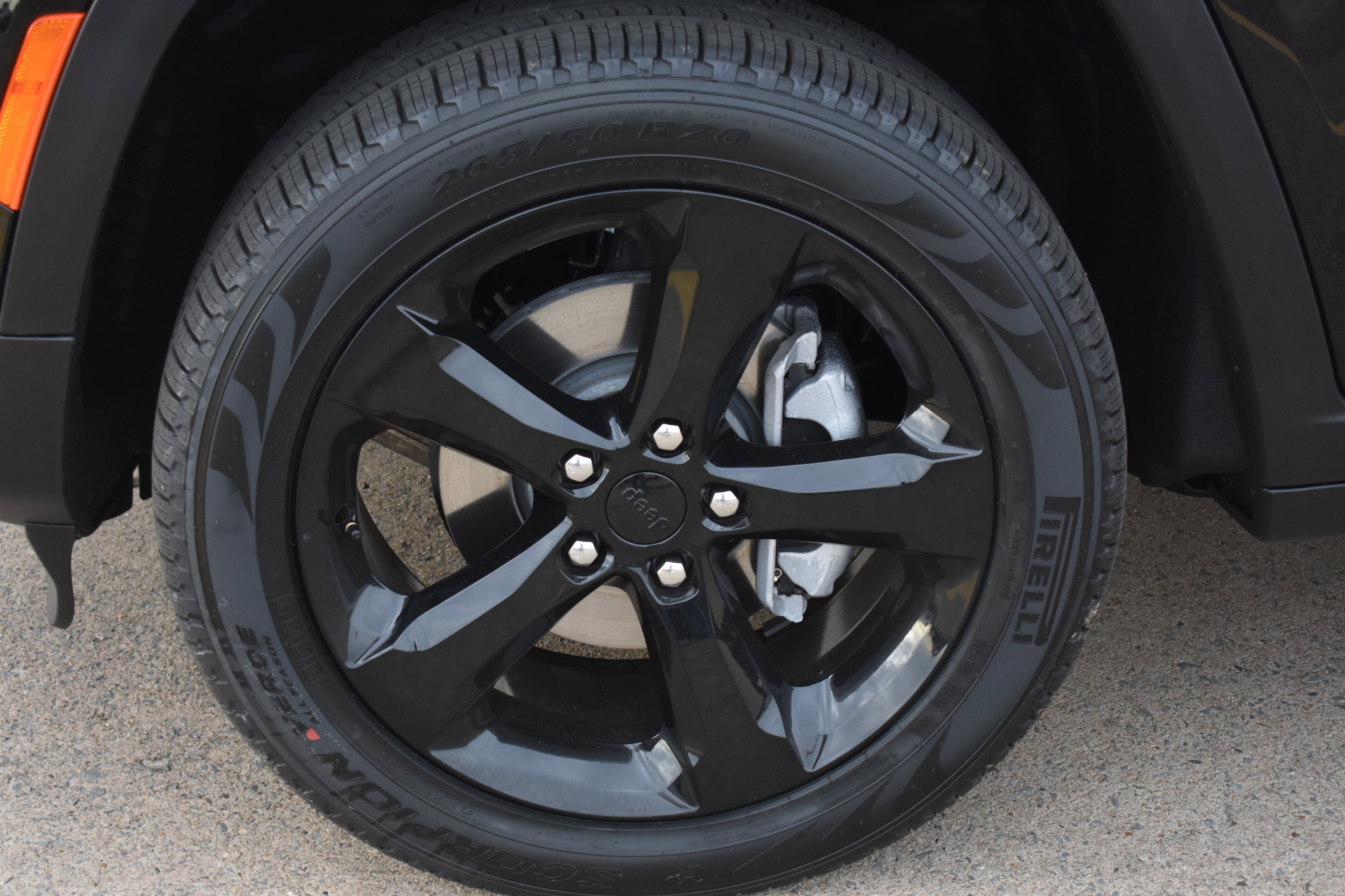 New 2026 Diamond Black Crystal Pearl-Coat Exterior Paint Jeep Limited image 10