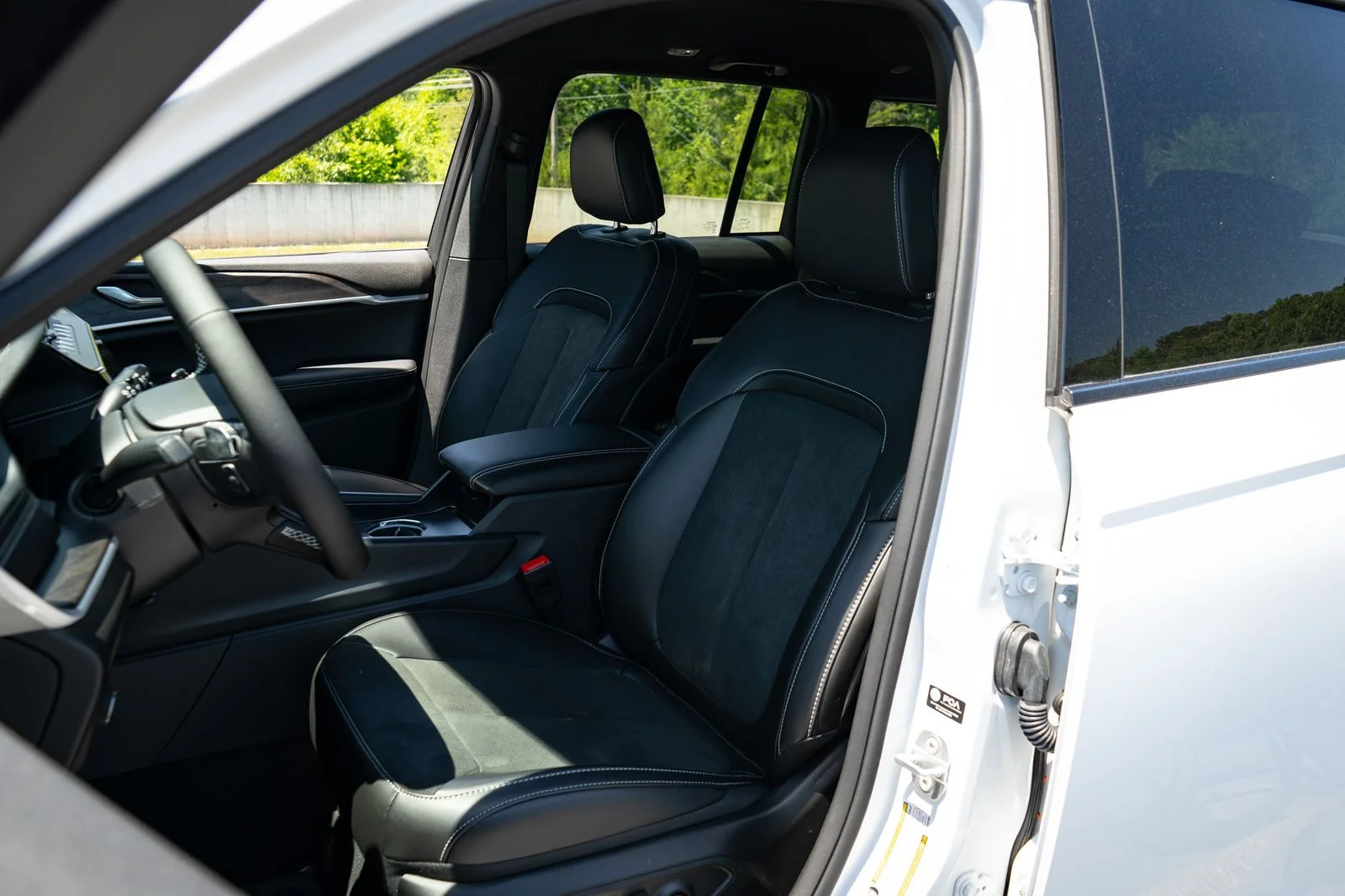 New 2026 Bright White Clear-Coat Exterior Paint Jeep Altitude image 15