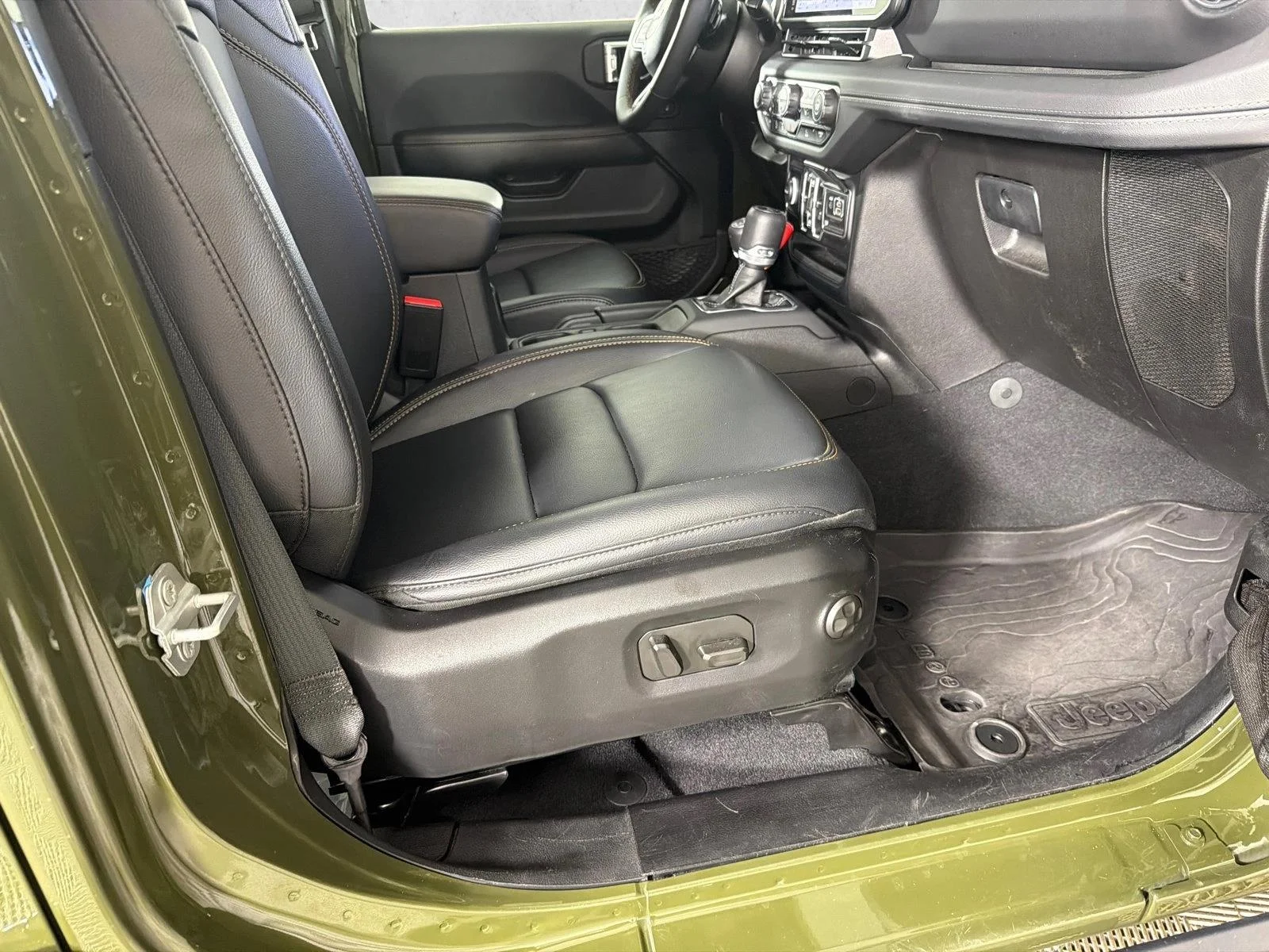 Used 2024 Green Jeep Sahara image 13