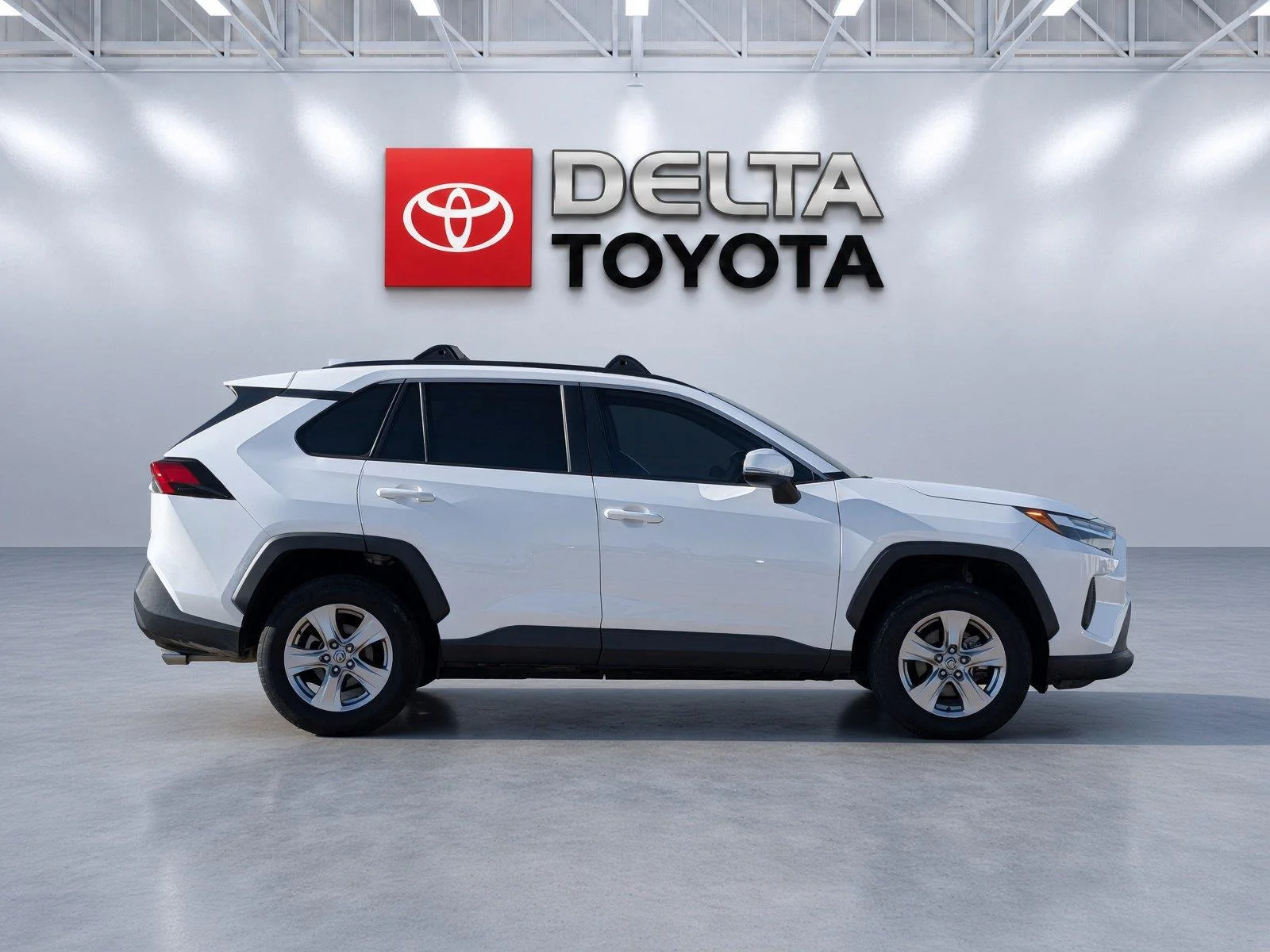 Used 2022 White Toyota XLE image 7