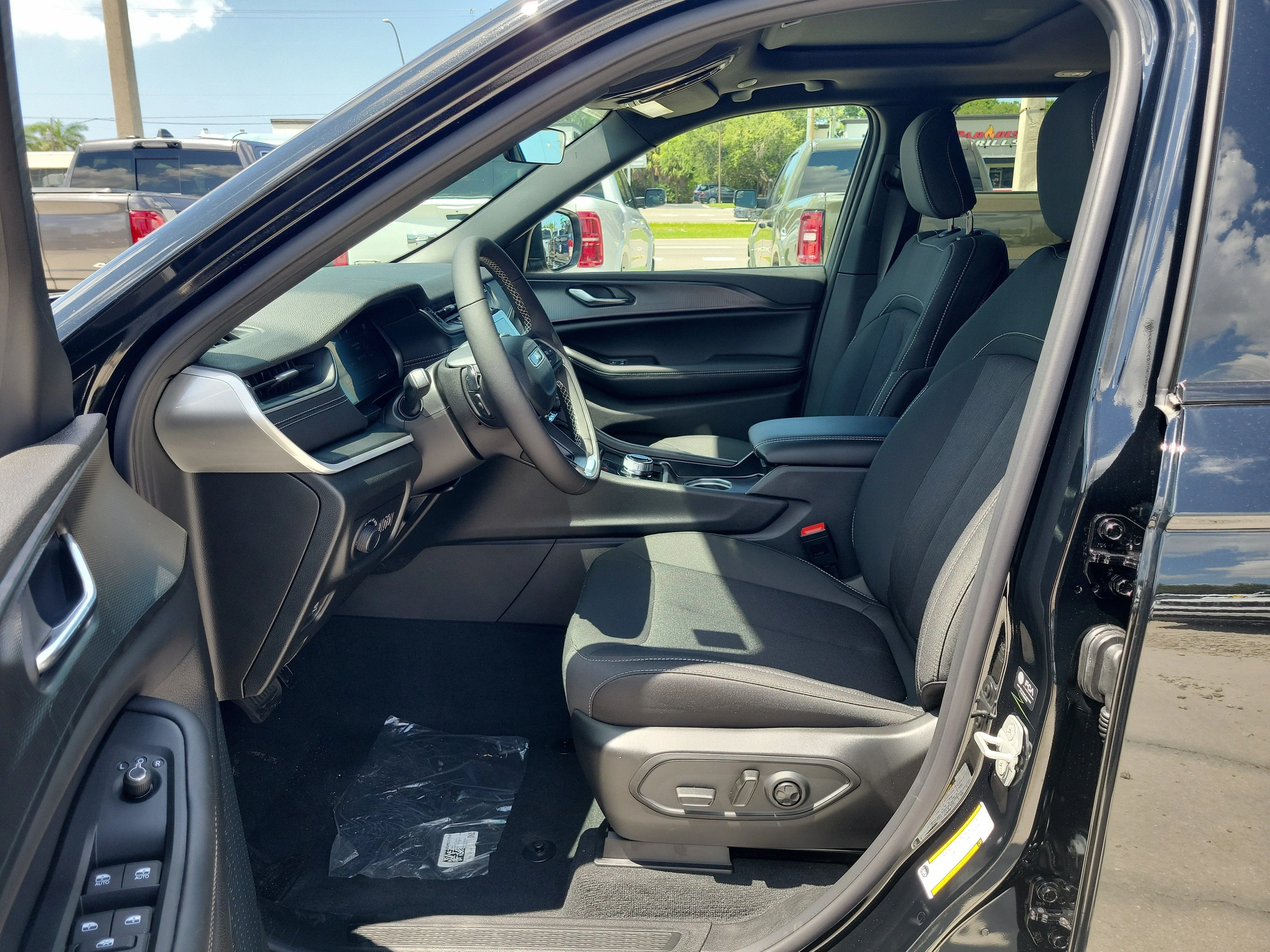 New 2026 Diamond Black Crystal Pearlcoat Jeep Laredo X image 19