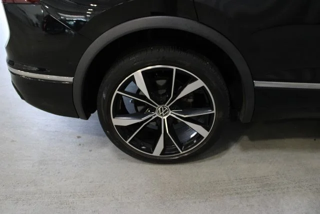Used 2022  Volkswagen 2.0T SEL R-Line image 38