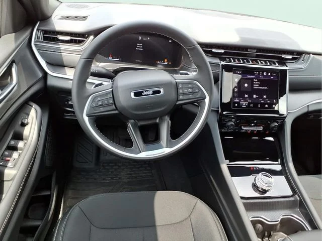 Used 2025 Silver Jeep Laredo image 18