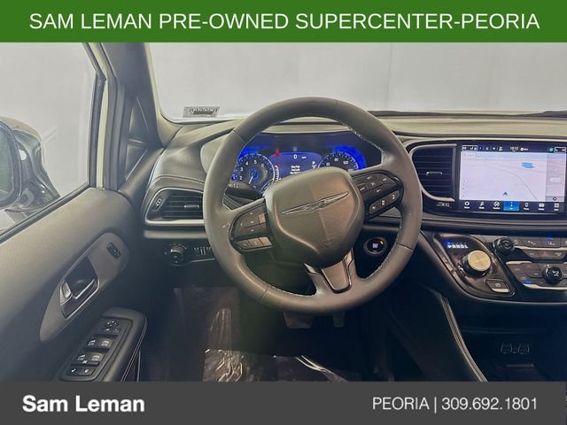 Used 2025 White Chrysler Limited image 22