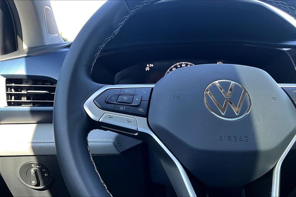Used 2024 Gray Volkswagen 1.5T SE image 10