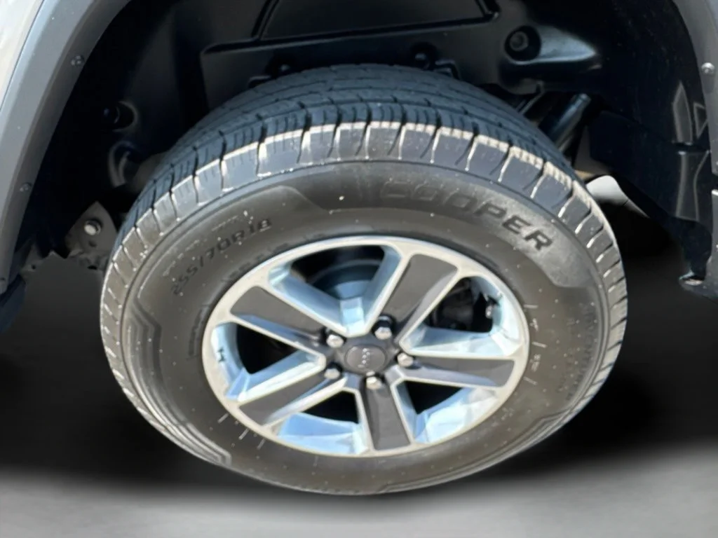 Used 2018 Sting-Gray Clearcoat Jeep Sahara image 24