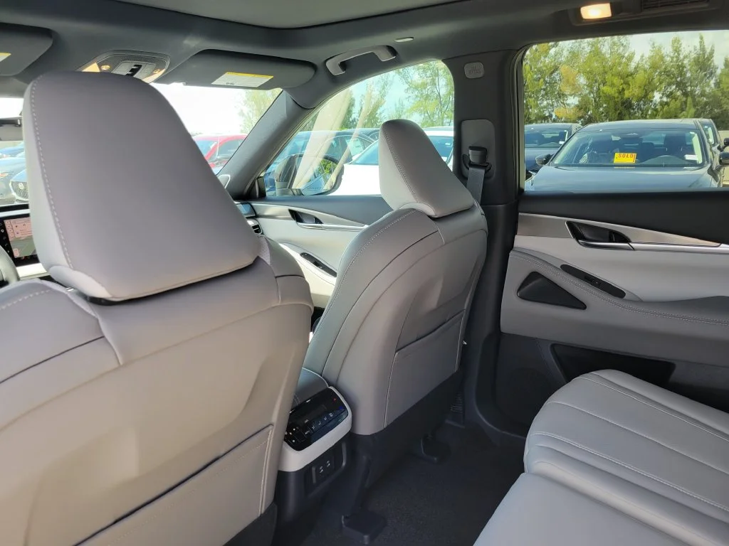 New 2027 RADIANT WHITE INFINITI Luxe AWD image 11