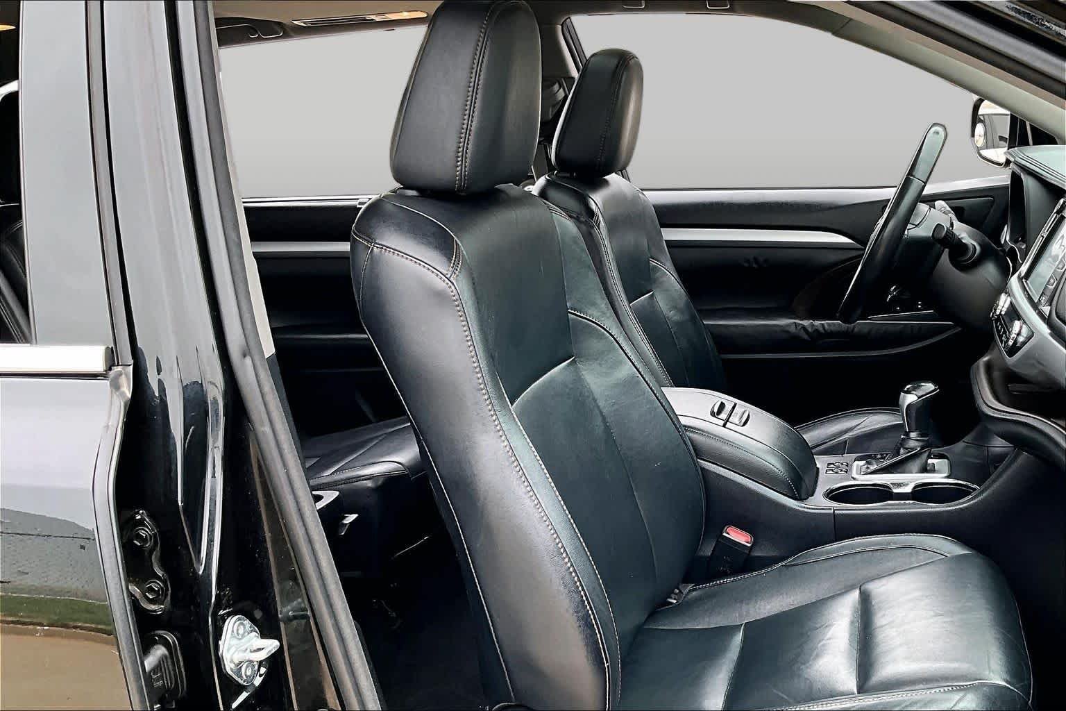 Used 2015 Attitude Black Metallic Toyota XLE image 9