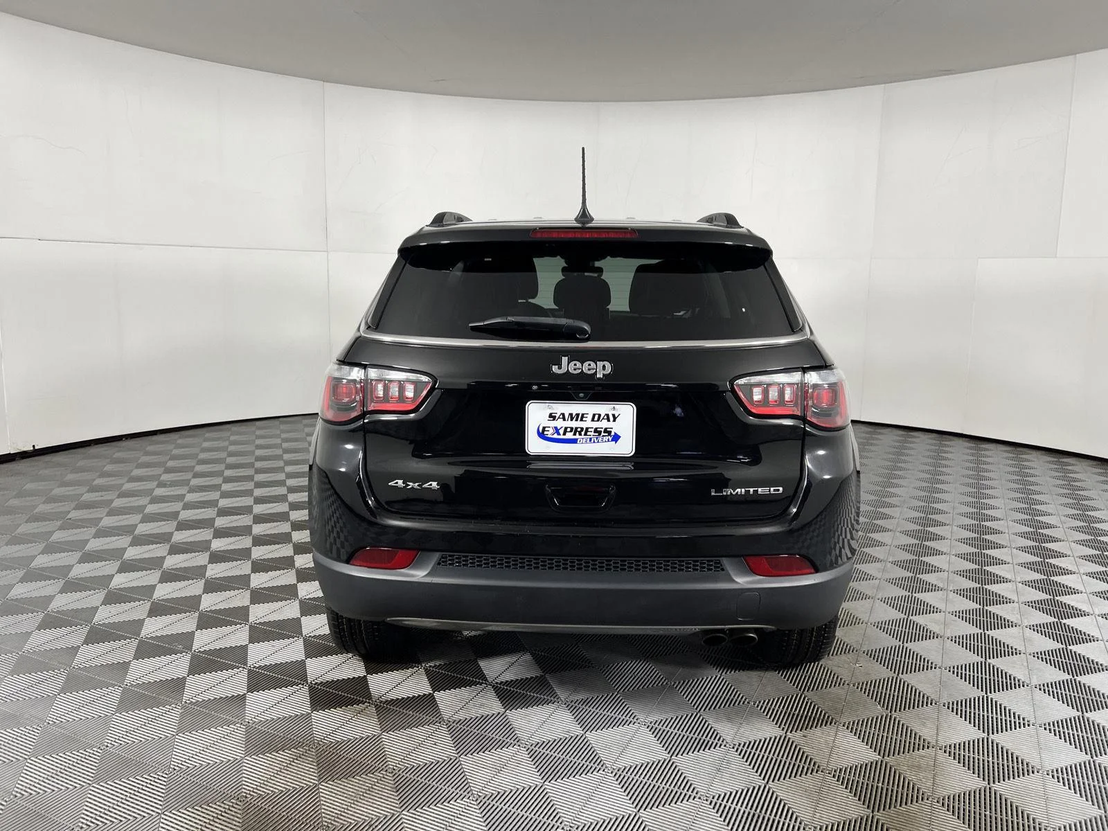 Used 2022 Diamond Black Crystal Pearlcoat Jeep Limited image 26