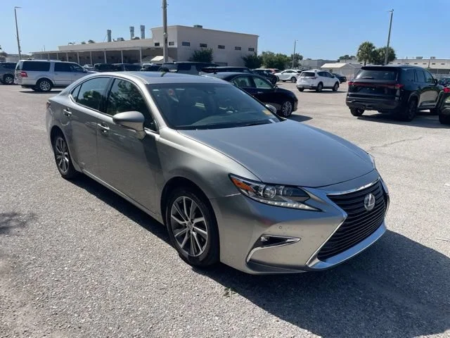 2017 Lexus ES 350 300h's photo