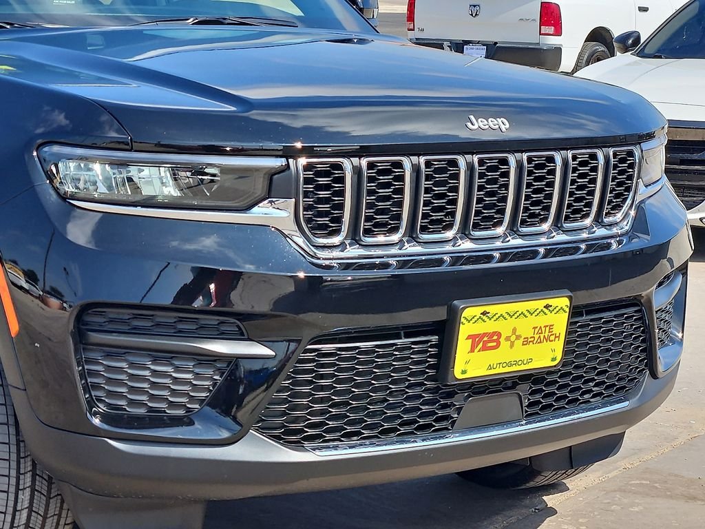 New 2026 Diamond Black Crystal Pearl-Coat Exterior Paint Jeep Laredo image 7