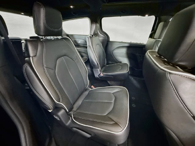New 2027 Diamond Black Crystal Pearl-Coat Paint Chrysler Limited image 29