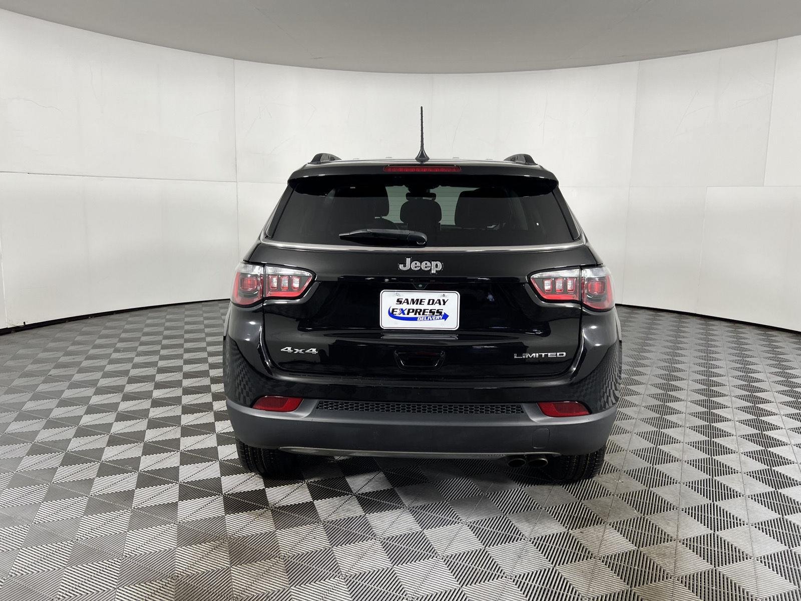 Used 2022 Diamond Black Crystal Pearlcoat Jeep Limited image 26