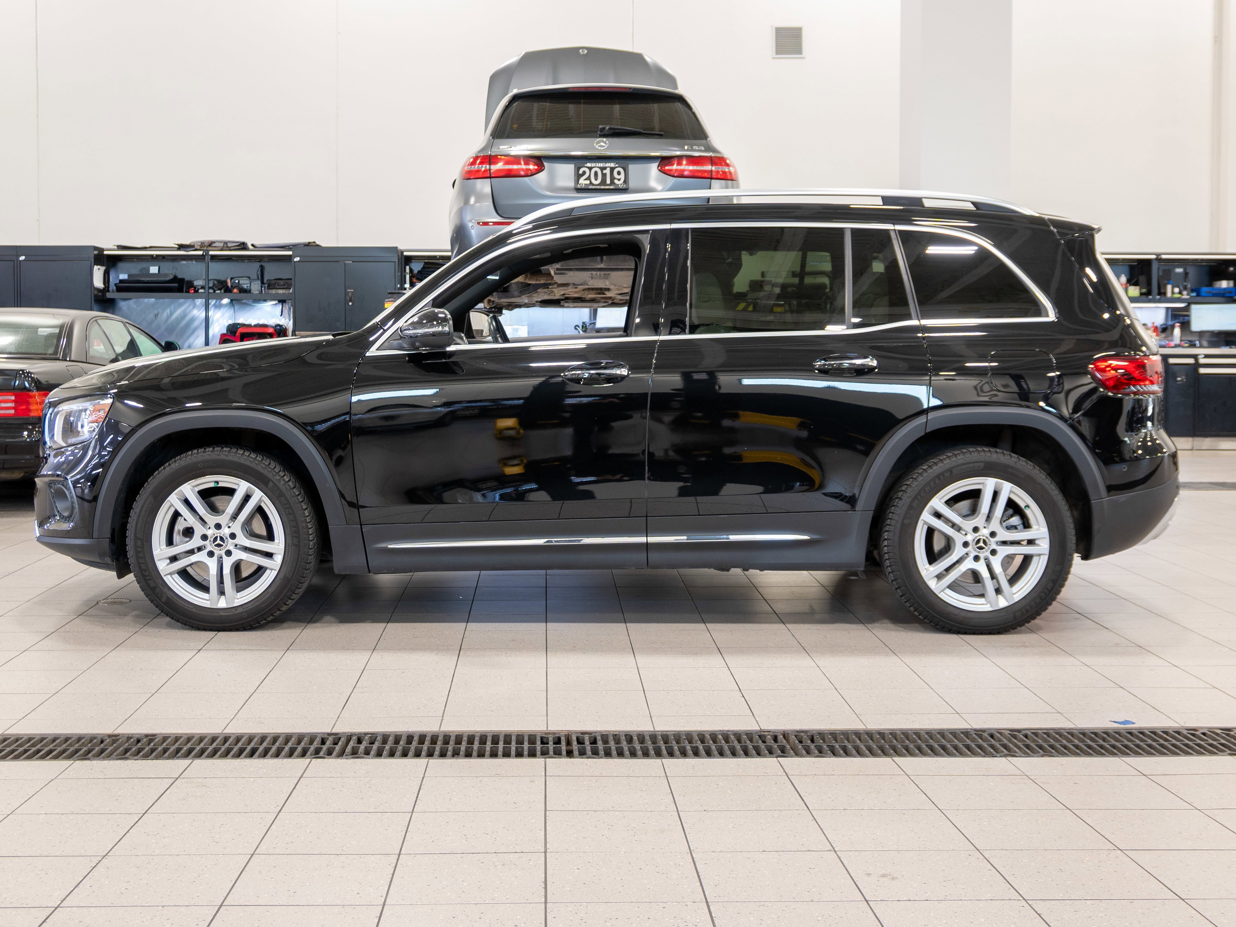 Certified Used 2022 Cosmos Black Metallic Mercedes-Benz GLB 250 image 2