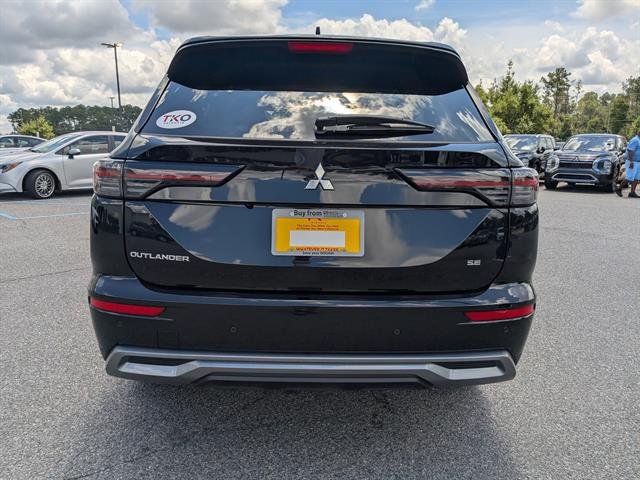 Used 2025 Black Diamond Mitsubishi SE image 9