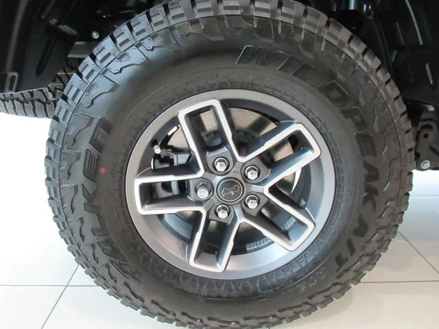New 2026 Granite Crystal Metallic Clear-Coat Exterior Paint Jeep Mojave X image 7