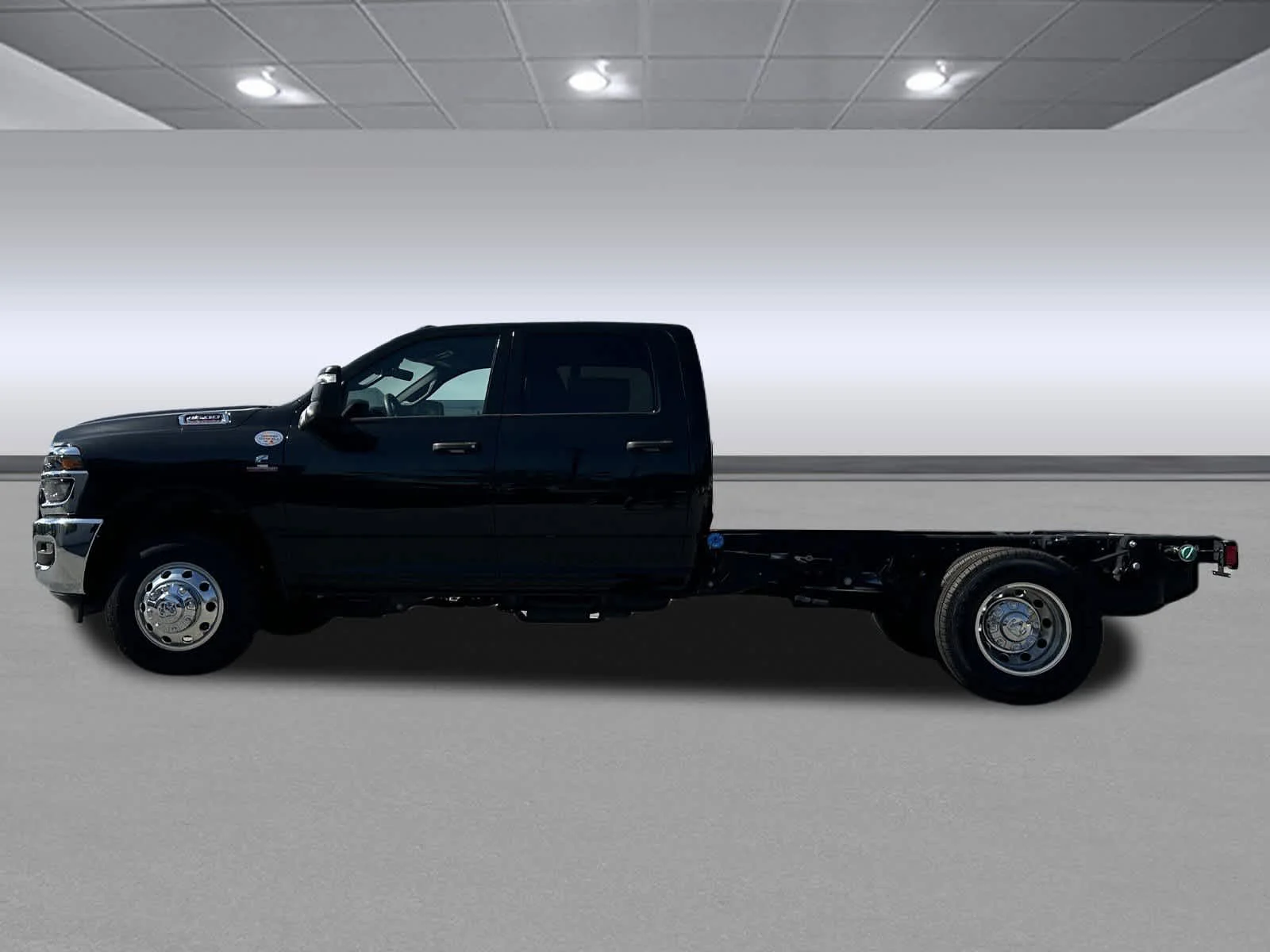 New 2025 Diamond Black Crystal Pearl-Coat Exterior Paint RAM Tradesman image 4